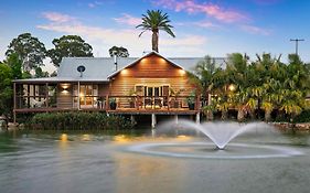 Lilies Lakeside Spa Villa - 1 Bedroom